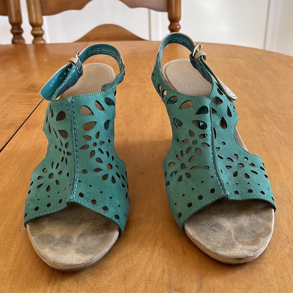 🦚Anne Klein Floral Cut Out Wedges - Picture 3 of 7
